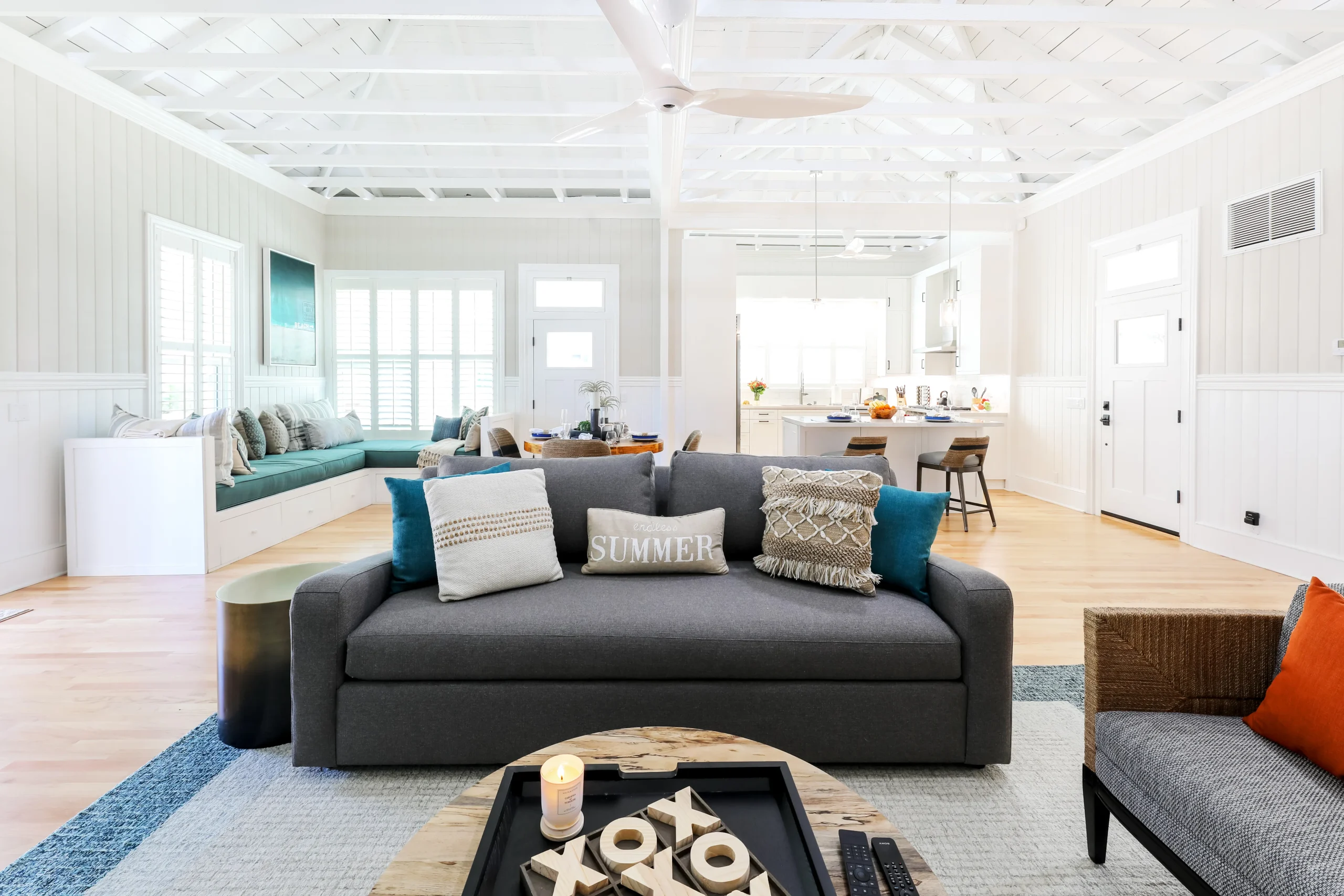 dark sectional sofa with view of kitchen and dinning area