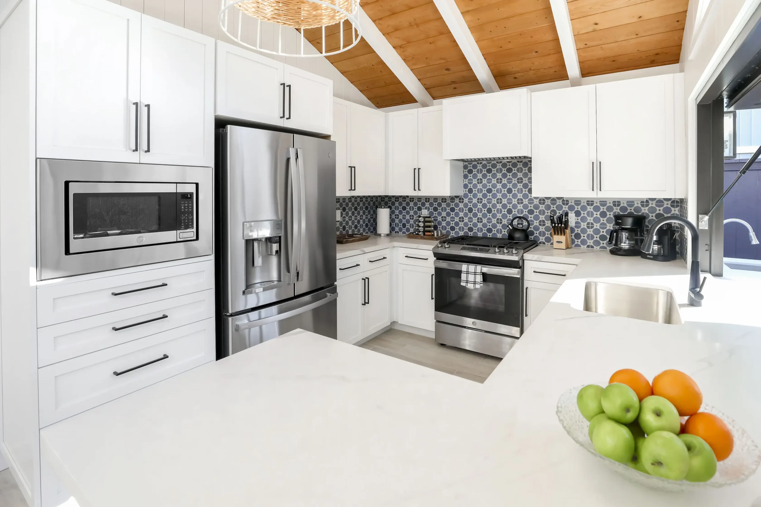 full kitchen with fruit bowl